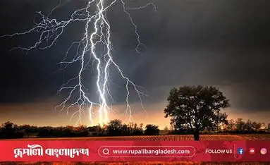 আকাশে বিদ্যুৎ চমকানো ও বজ্রপাতের দৃশ্য