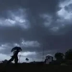 বৃষ্টির আগে ঘন কালো মেঘে ঢাকা আকাশ