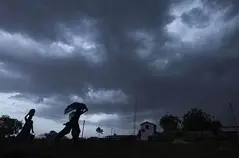 বৃষ্টির আগে ঘন কালো মেঘে ঢাকা আকাশ